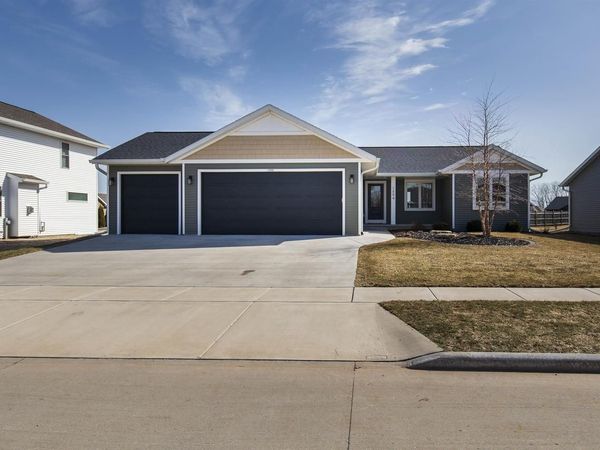 1594 SAGE CROSSING, Oshkosh, WI 54904