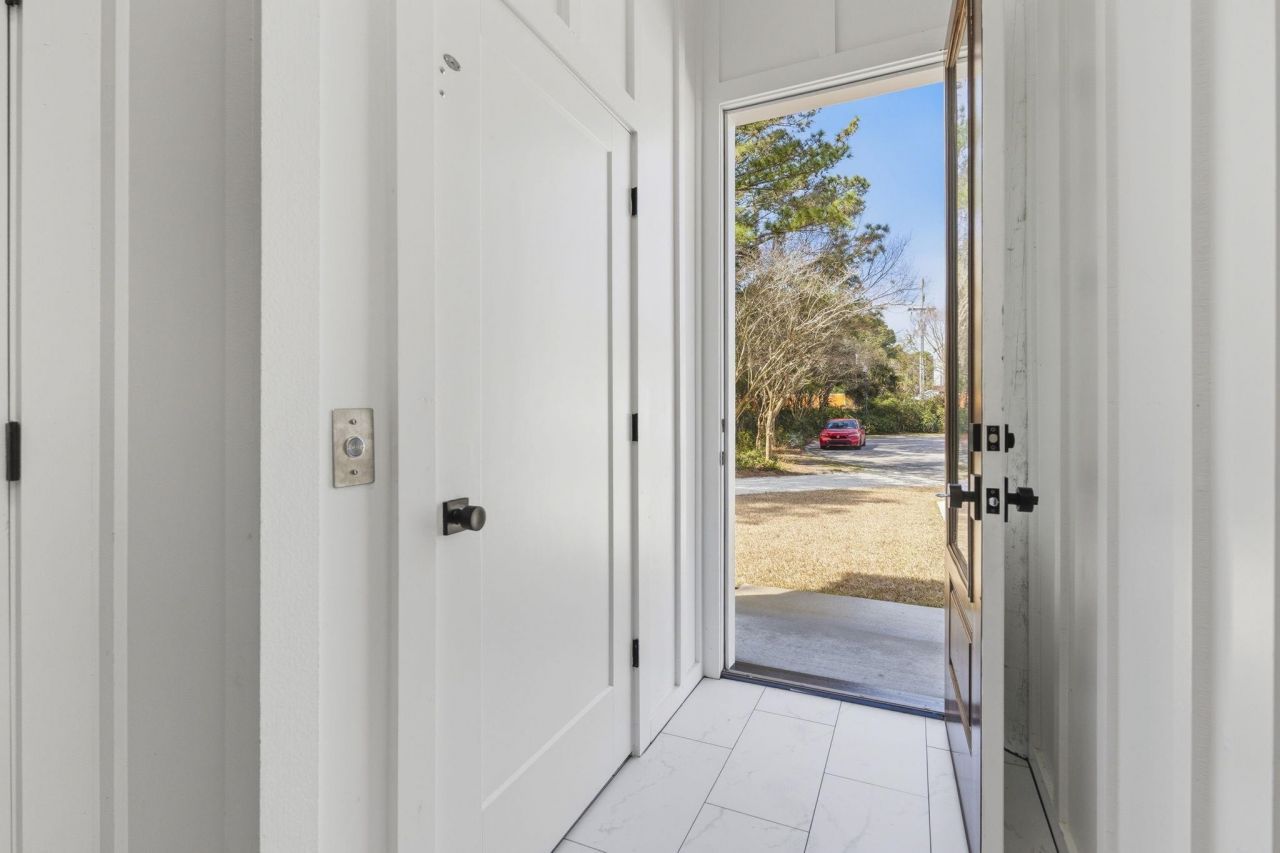 42 Enclave Pl. Photo 49