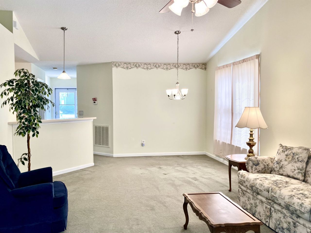 250 Country Manor Dr. Photo 4