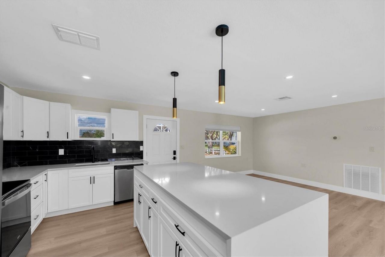 4135 Shore Acres Boulevard Ne, Saint Petersburg, FL 33703 Photo