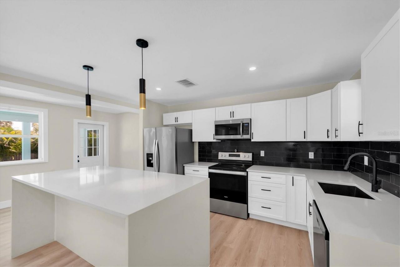 4135 Shore Acres Boulevard Ne, Saint Petersburg, FL 33703 Photo