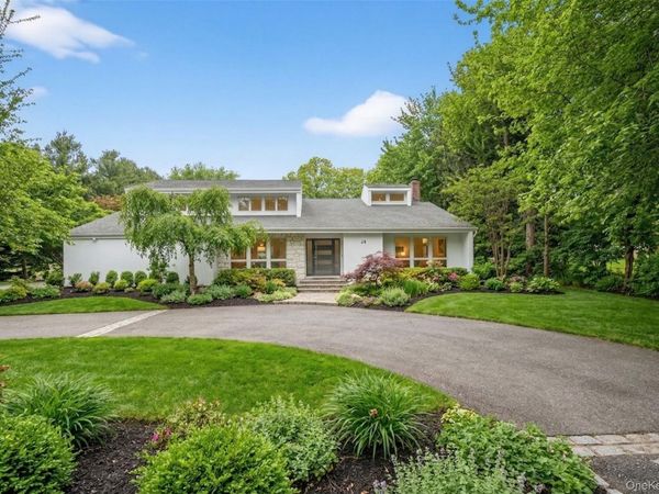 48 Westwood Court, Woodbury, NY 11797