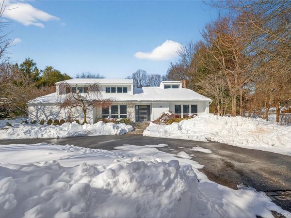 48 Westwood Court , Woodbury, NY 11797