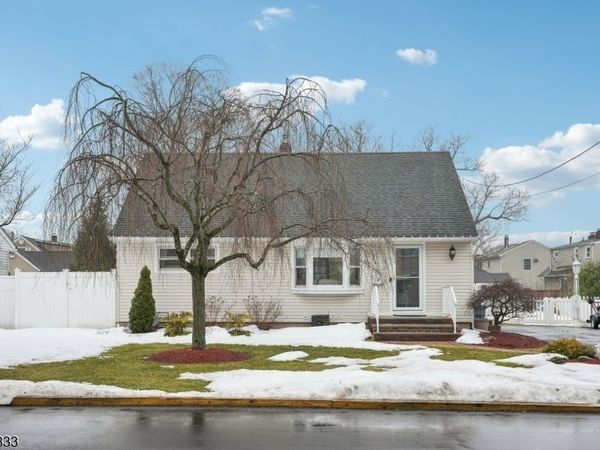 2 White Oak Ln, Wayne, NJ 07470