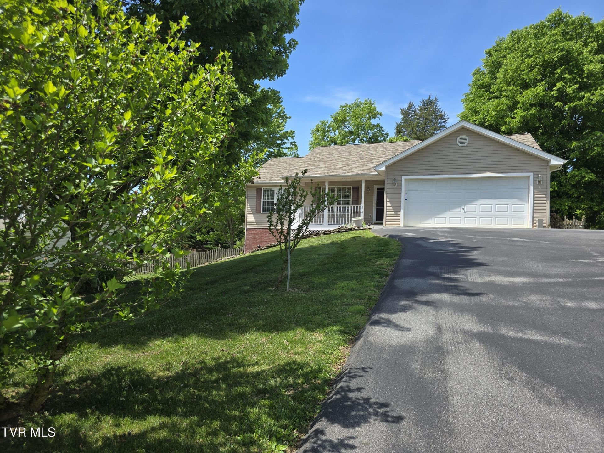 210 Taylor Drive, Piney Flats, TN 37686 Main Photo