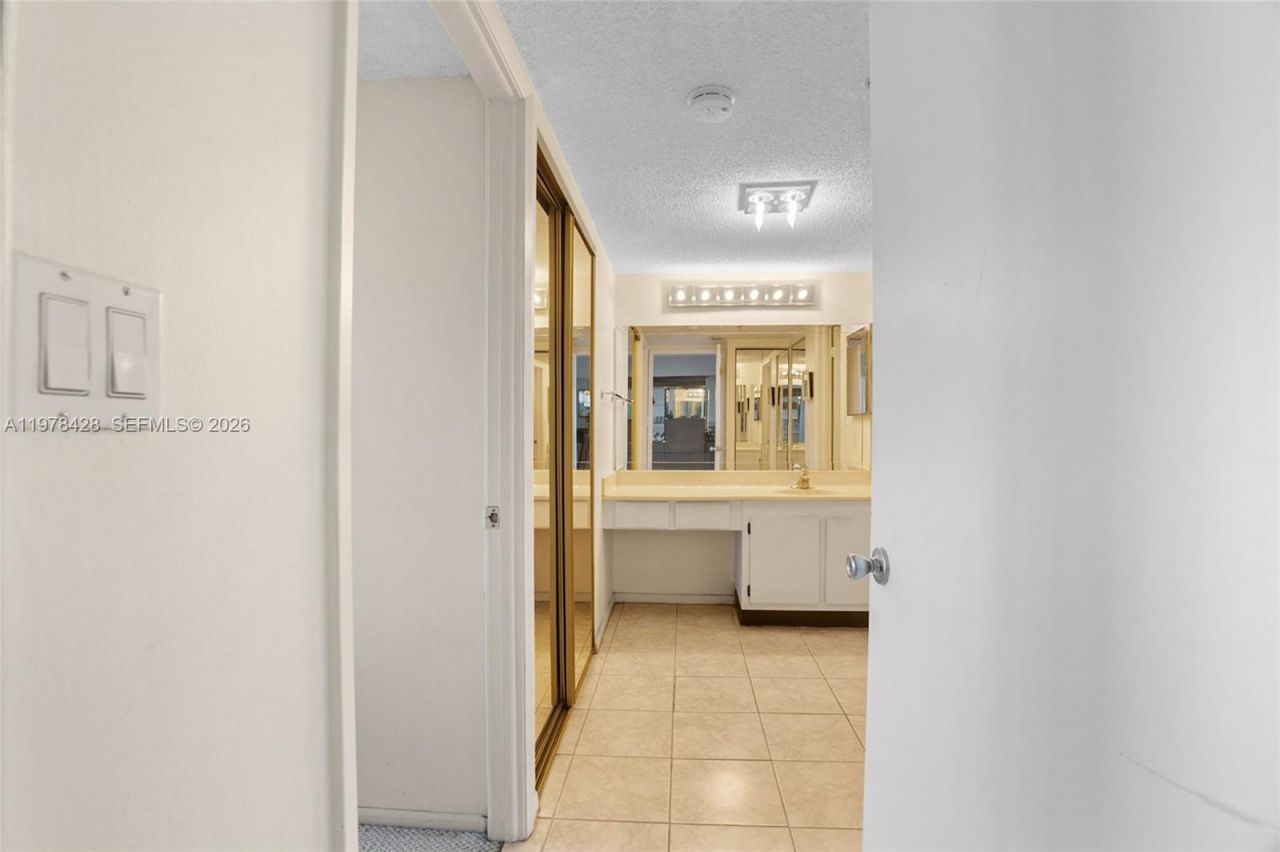 20515 E Country Club Dr , Unit 849, Aventura, FL 33180 Photo