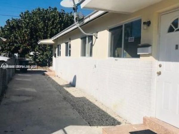 752 NW 3rd Ct, Hallandale Beach, FL 33009