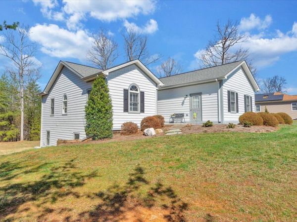 1034 Joffrey DR, Huddleston, VA 24104