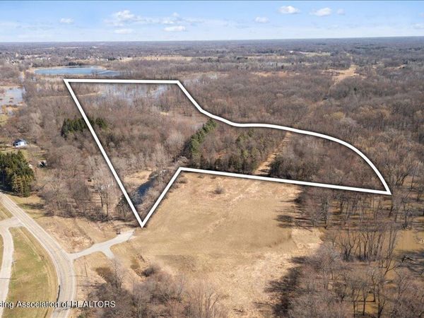 9383 E Round Lake Road, Laingsburg, MI 48848