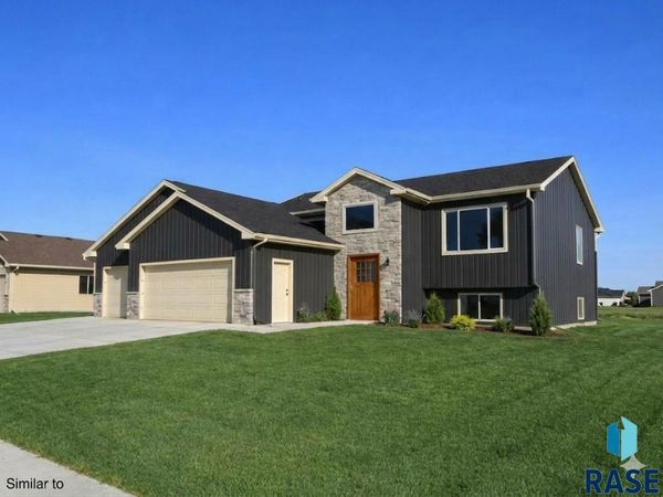 512 W Ash St, Canistota, SD 57012