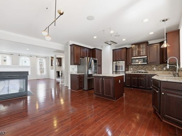 27 Pate Dr, Middletown, NJ 07748