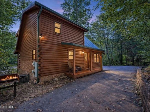 635 Black Bear Falls Way, Gatlinburg, TN 37738