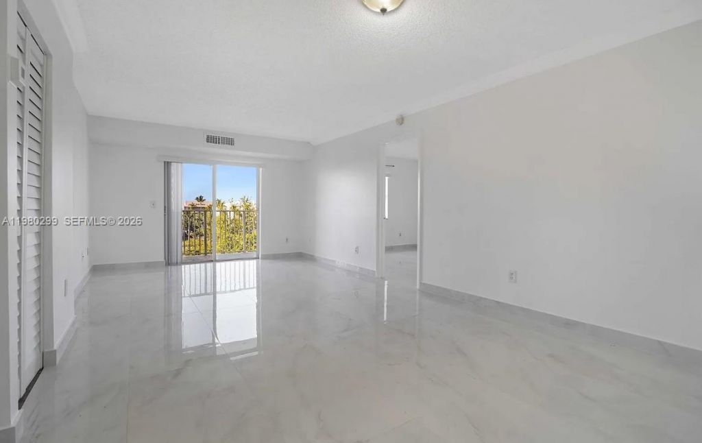 8260 SW 210th St , Unit 302, Cutler Bay, FL 33189 Photo