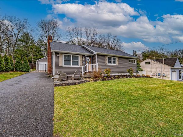 19 Fairview Place, Hauppauge, NY 11788