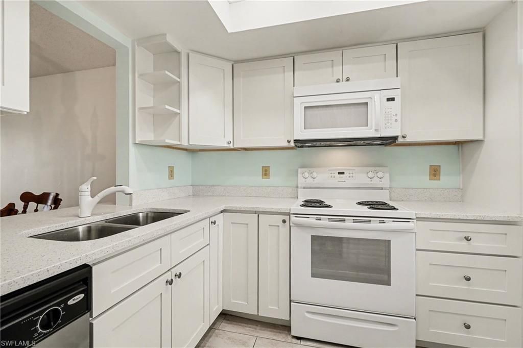 423 Cape Coral Pkwy W, Unit 203 (207), Cape Coral, FL 33914 Photo