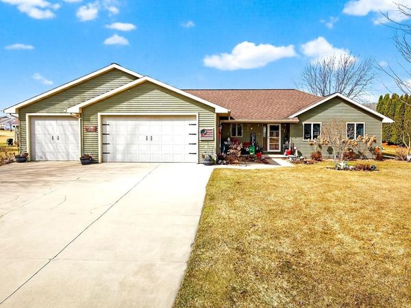 426 WOODEN SHOE CIRCLE, Kaukauna, WI 54130