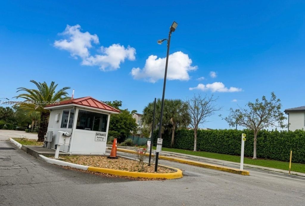 2841 Somerset Dr, Unit 307, Lauderdale Lakes, FL 33311 Photo