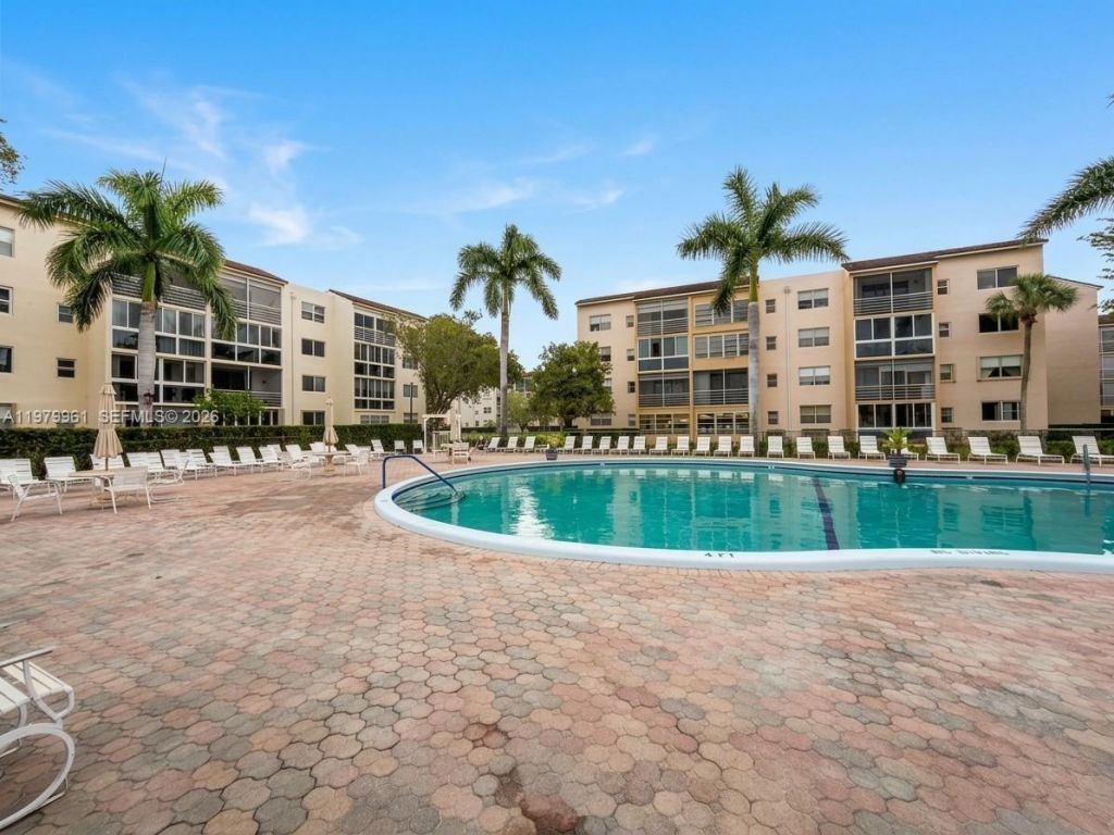 2841 Somerset Dr, Unit 307, Lauderdale Lakes, FL 33311 Photo