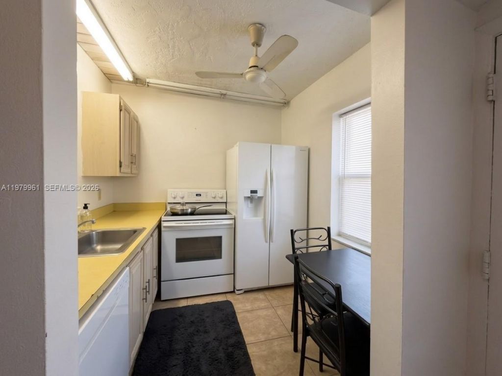 2841 Somerset Dr, Unit 307, Lauderdale Lakes, FL 33311 Photo