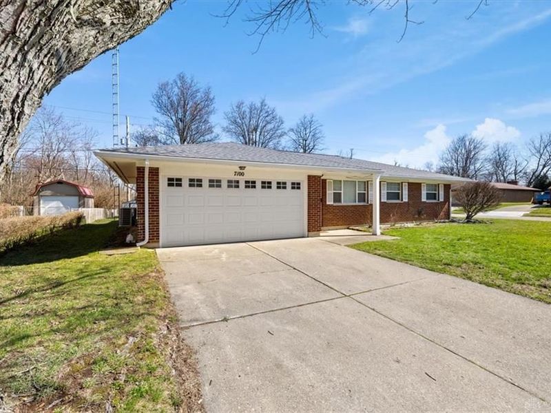 7100 Chatlake Drive, Dayton, OH 45424 Photo 2