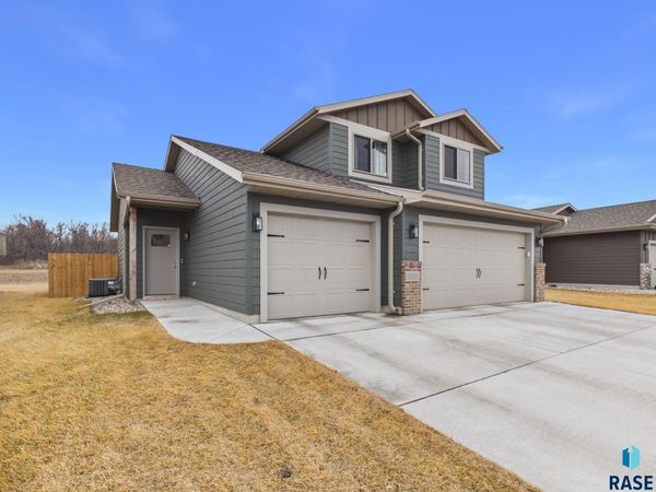 2817 S Lana Dr, Sioux Falls, SD 57106
