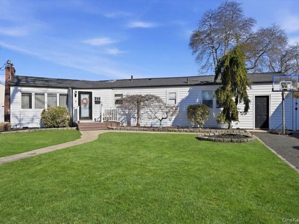 17 Hawthorne Street , Massapequa, NY 11758