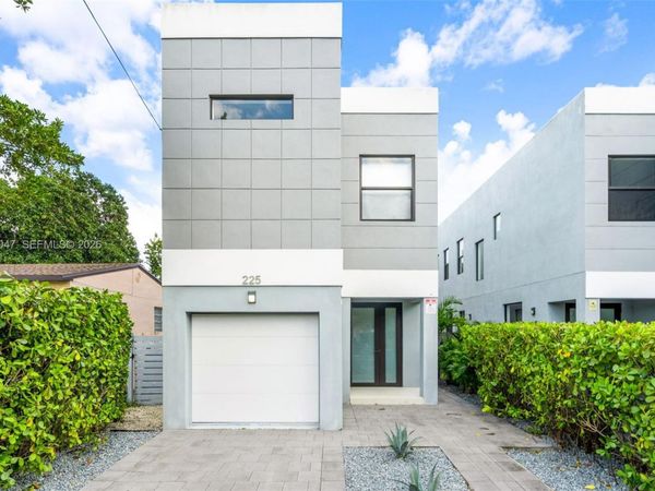 225 NW 40 CT , Miami, FL 33126