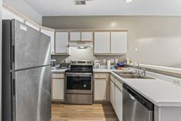 484 River Oaks Dr. photo 4