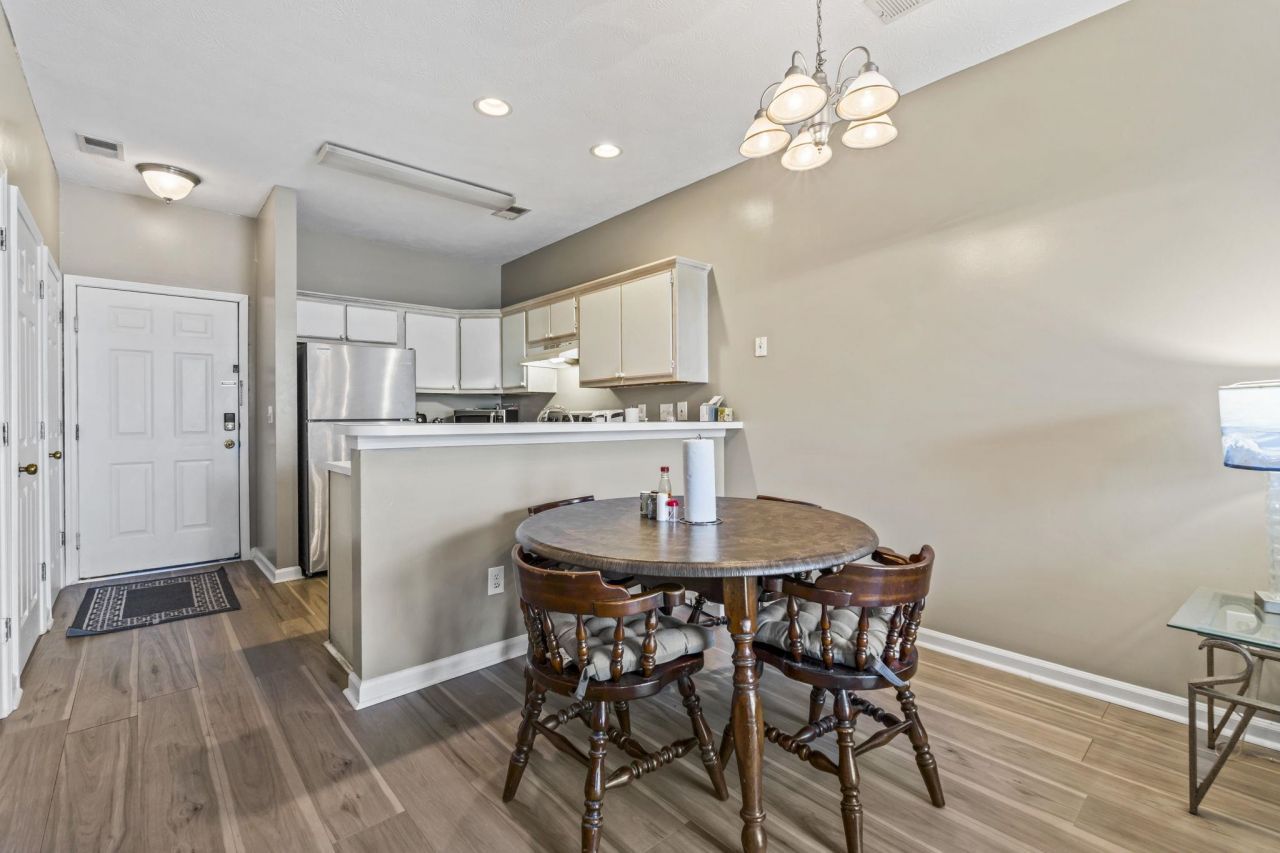 484 River Oaks Dr. Photo 9