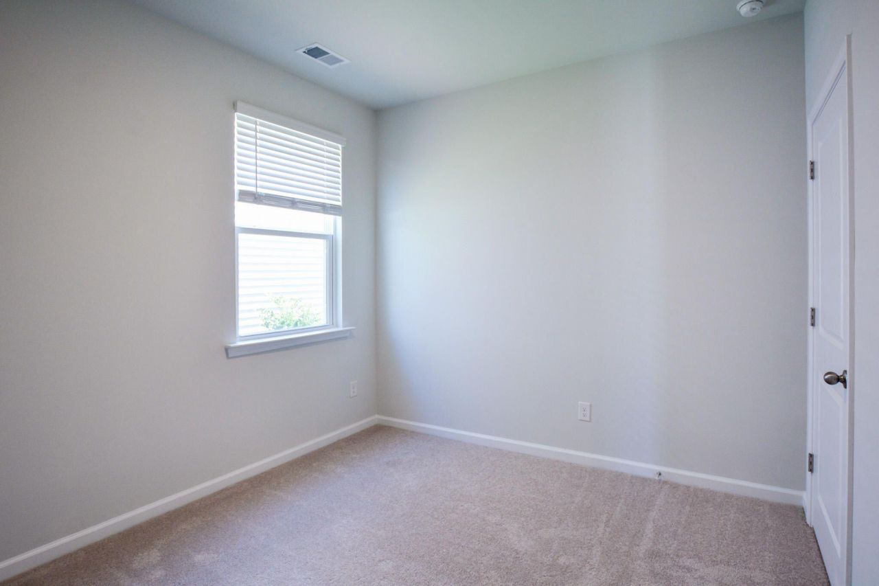 411 Zenith Boulevard Photo 11