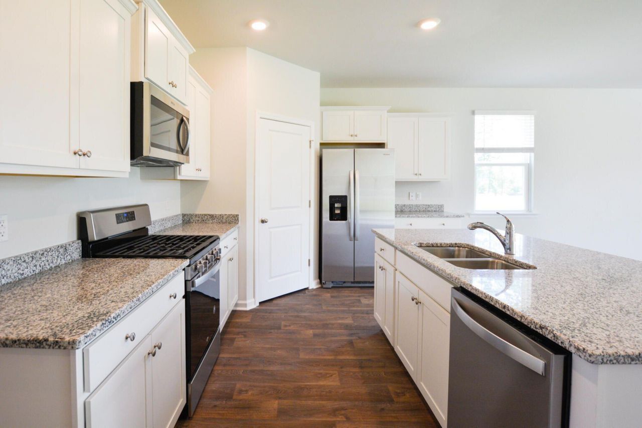 411 Zenith Boulevard Photo 6