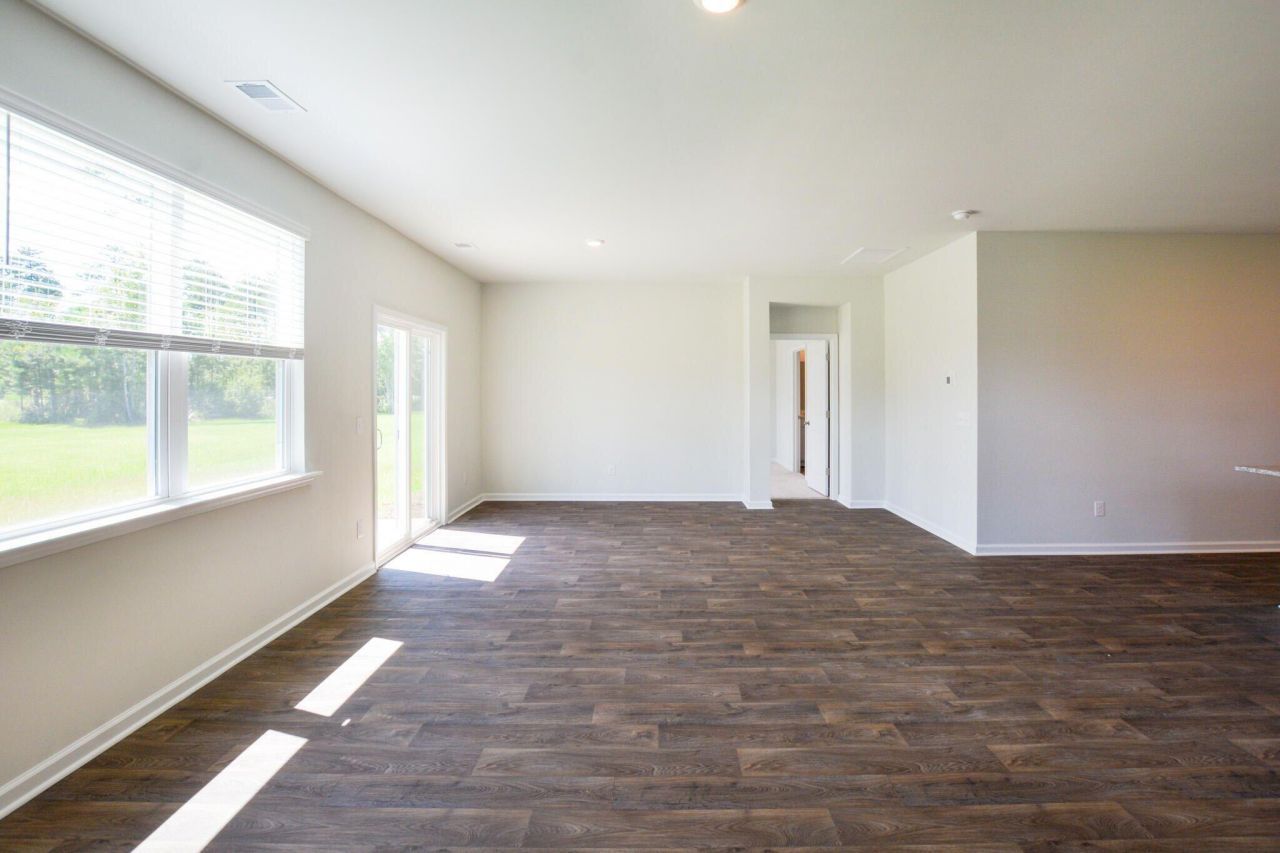 411 Zenith Boulevard Photo 8