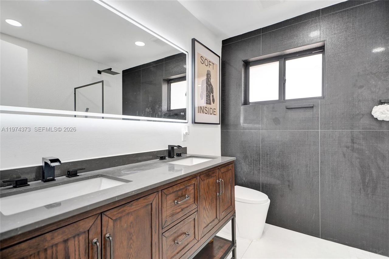 1860 NW 121st St , Miami, FL 33167 Photo