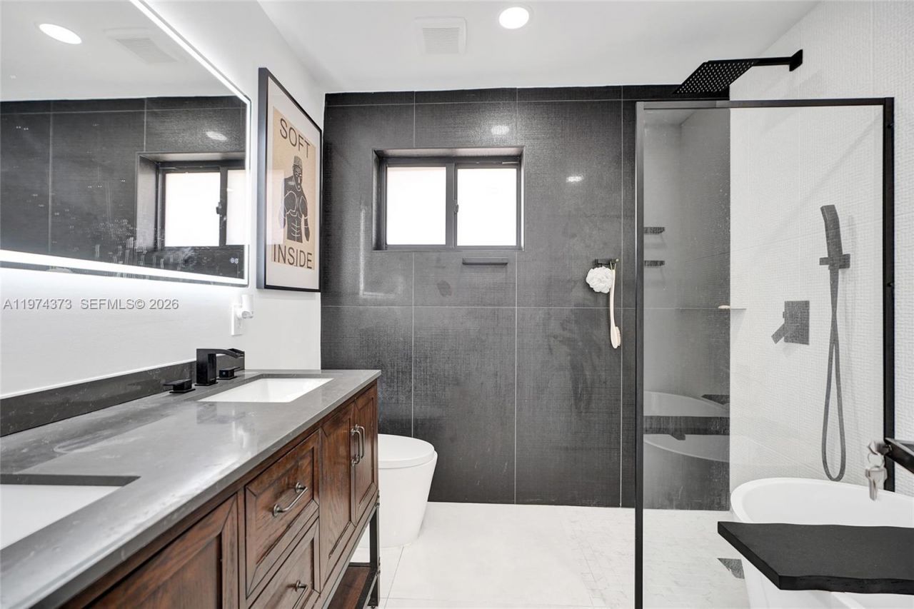 1860 NW 121st St , Miami, FL 33167 Photo