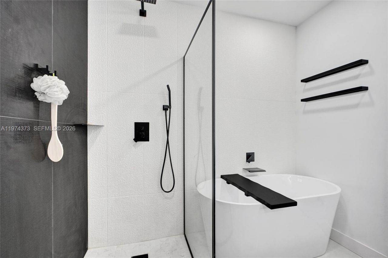 1860 NW 121st St, Miami, FL 33167 Photo