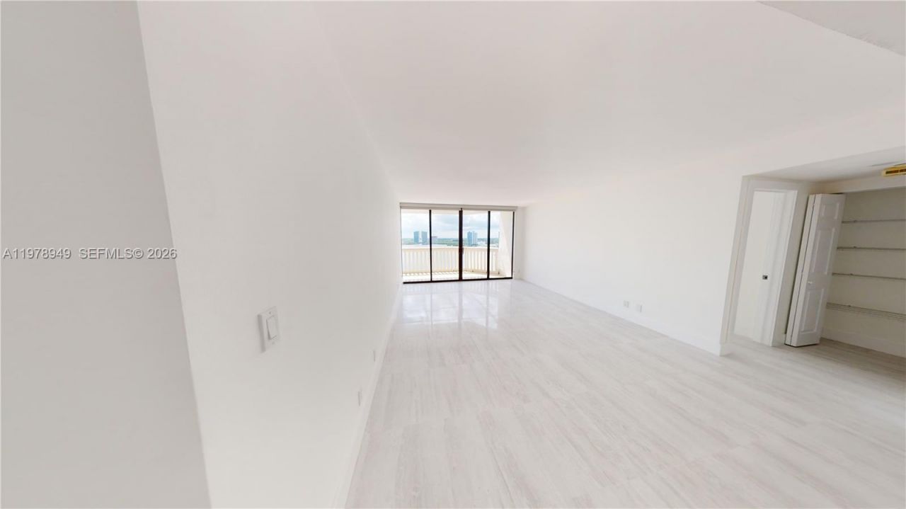 1000 W Island Blvd , Unit 1812, Aventura, FL 33160 Photo