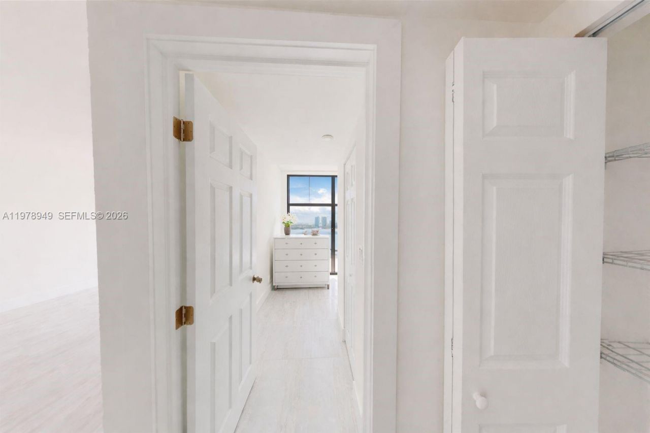 1000 W Island Blvd, Unit 1812, Aventura, FL 33160 Photo