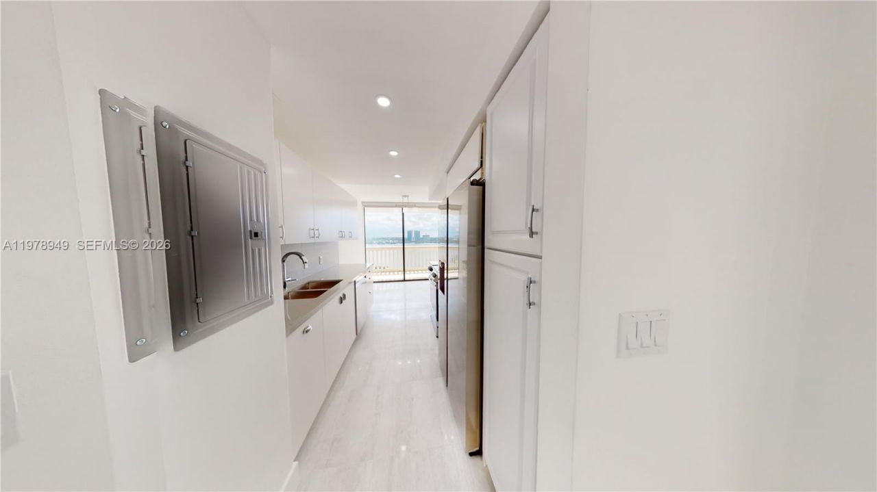 1000 W Island Blvd , Unit 1812, Aventura, FL 33160 Photo