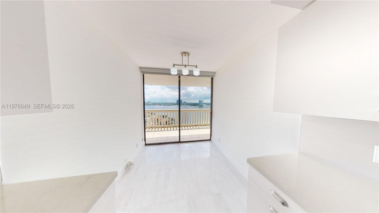 1000 W Island Blvd , Unit 1812, Aventura, FL 33160 Photo