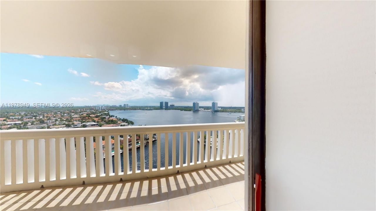 1000 W Island Blvd, Unit 1812, Aventura, FL 33160 Photo