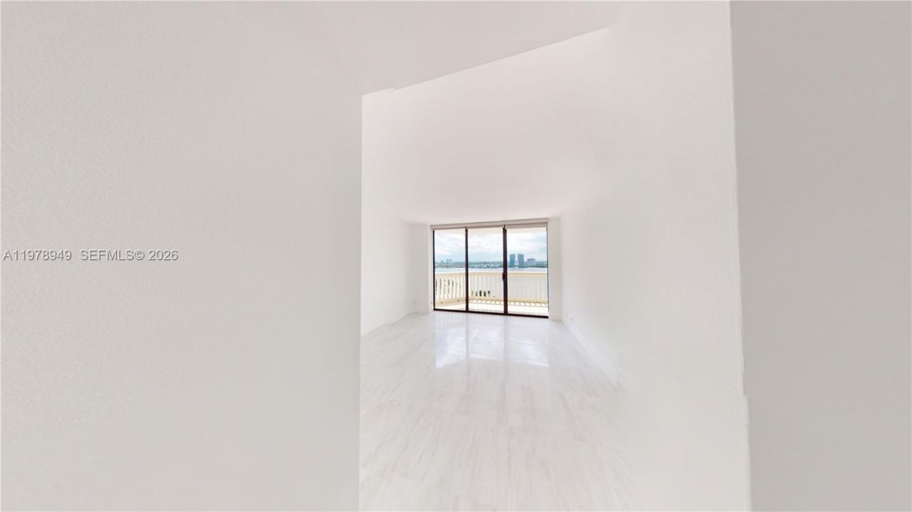 1000 W Island Blvd , Unit 1812, Aventura, FL 33160 Photo