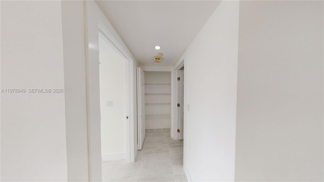 1000 W Island Blvd , Unit 1812, Aventura, FL 33160 Photo