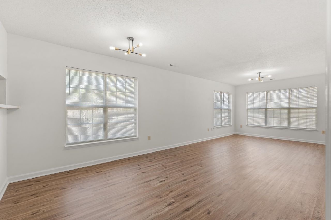 4239 Villas Dr. Photo 11