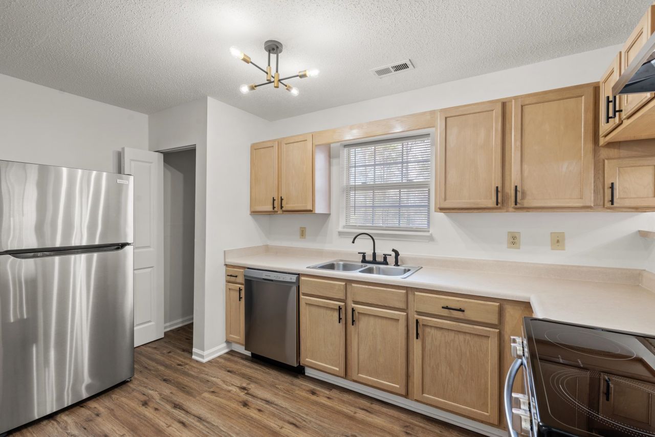 4239 Villas Dr. Photo 4