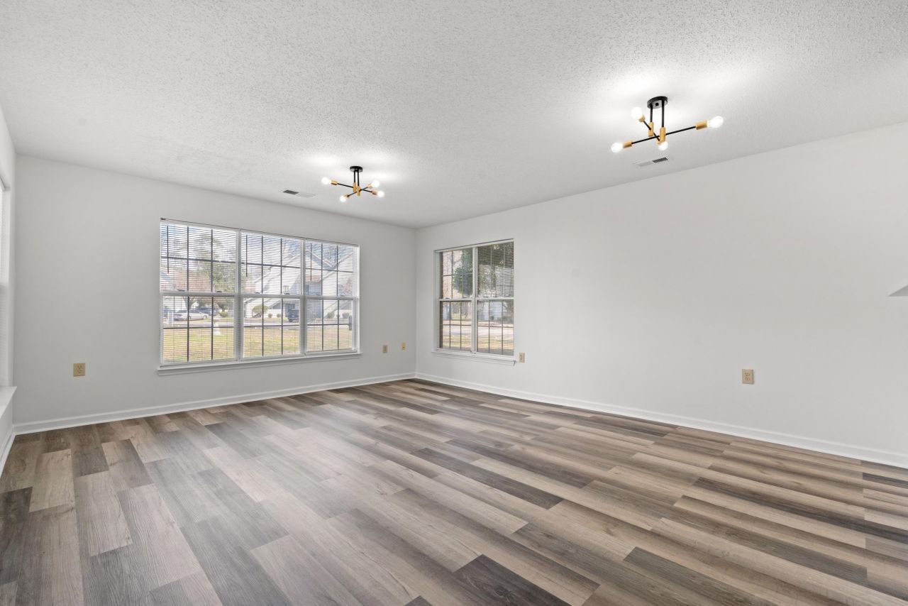 4273 Villas Dr. Photo 10