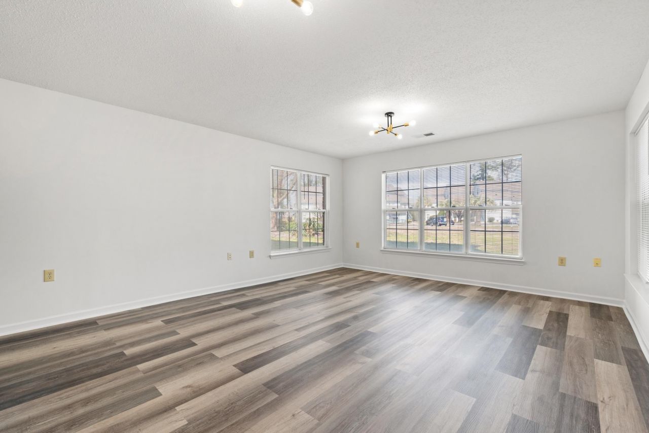 4273 Villas Dr. Photo 13