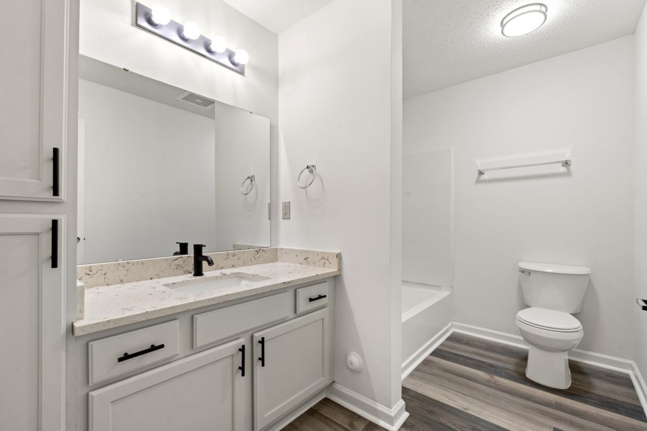 4273 Villas Dr. Photo 6