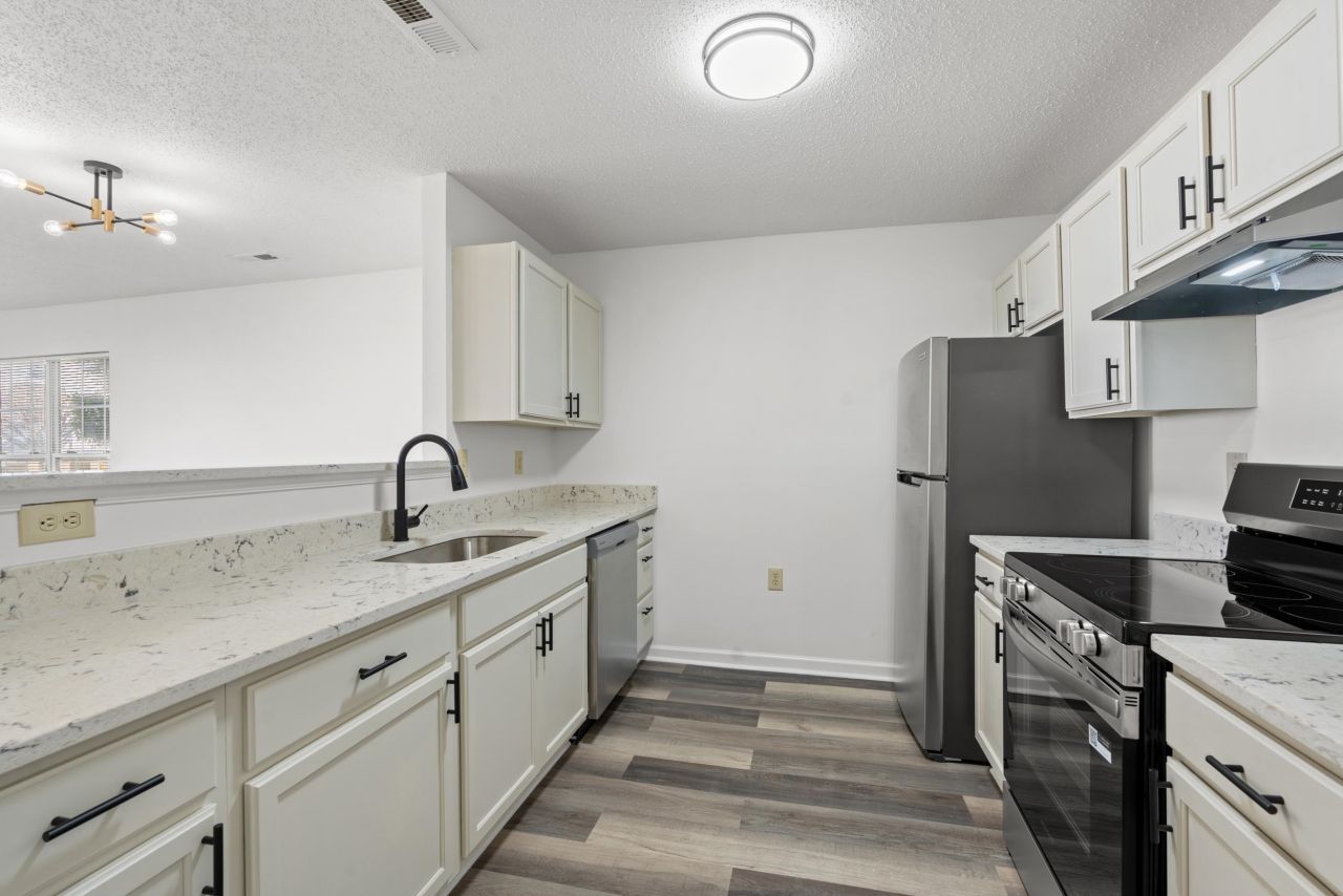 4273 Villas Dr. Photo 8