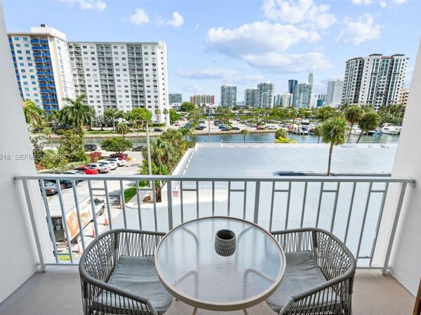 500 Bayview Dr, Unit 325, Sunny Isles Beach, FL 33160