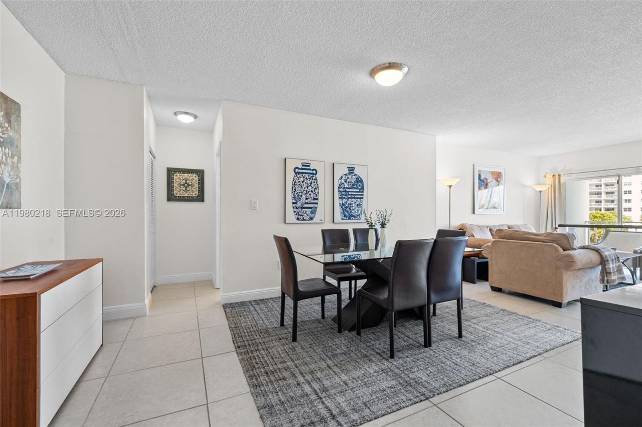 500 Bayview Dr, Unit 325, Sunny Isles Beach, FL 33160 Photo